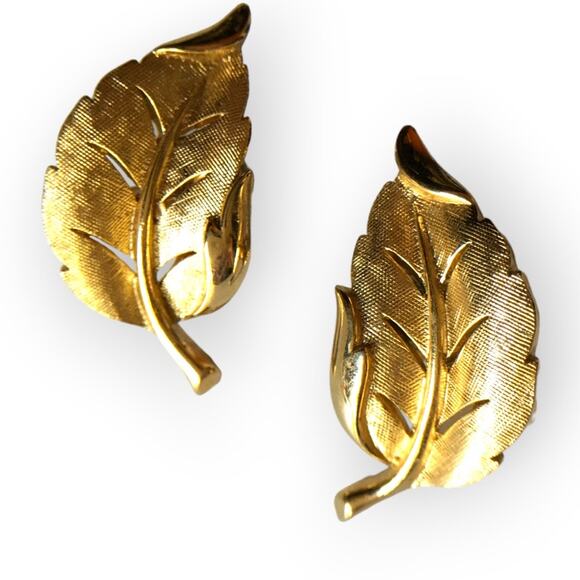 Trifari Jewelry - TRIFARI golden leaf gold tone clip-on earrings